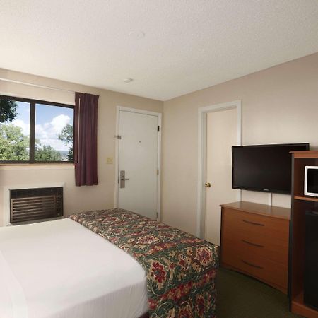 Days Inn By Wyndham Cortez Exterior photo