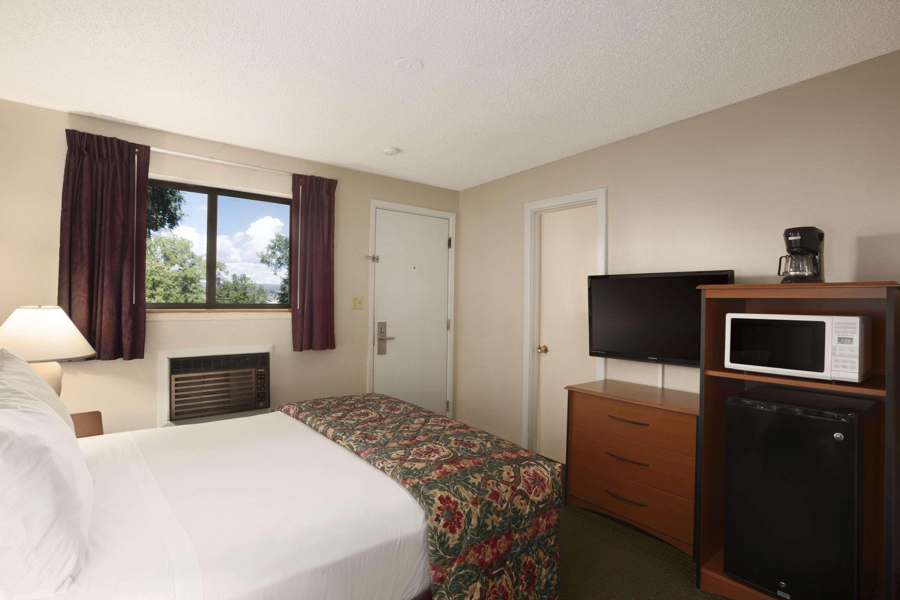 Days Inn By Wyndham Cortez Exterior photo