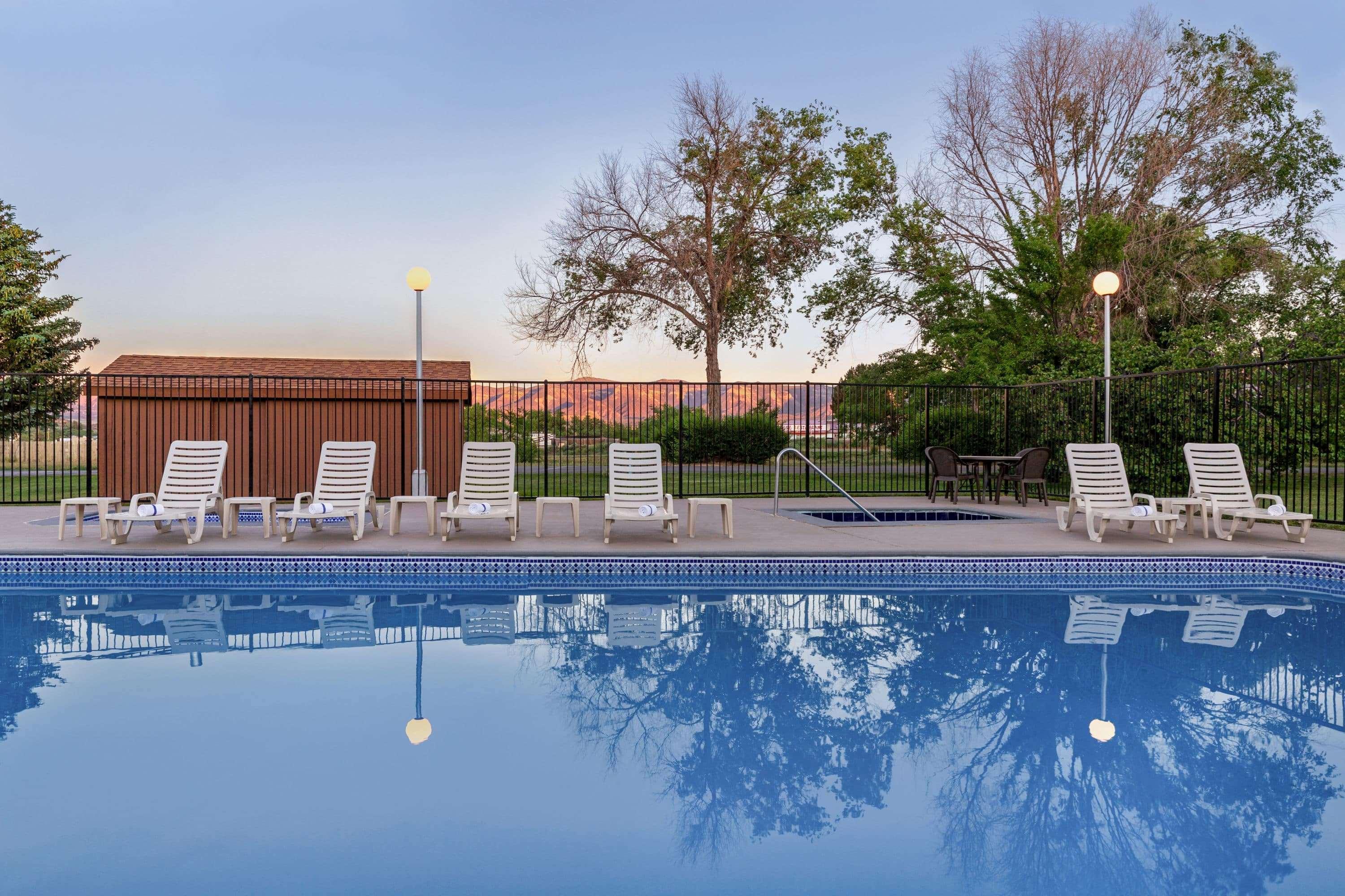 Days Inn By Wyndham Cortez Exterior photo